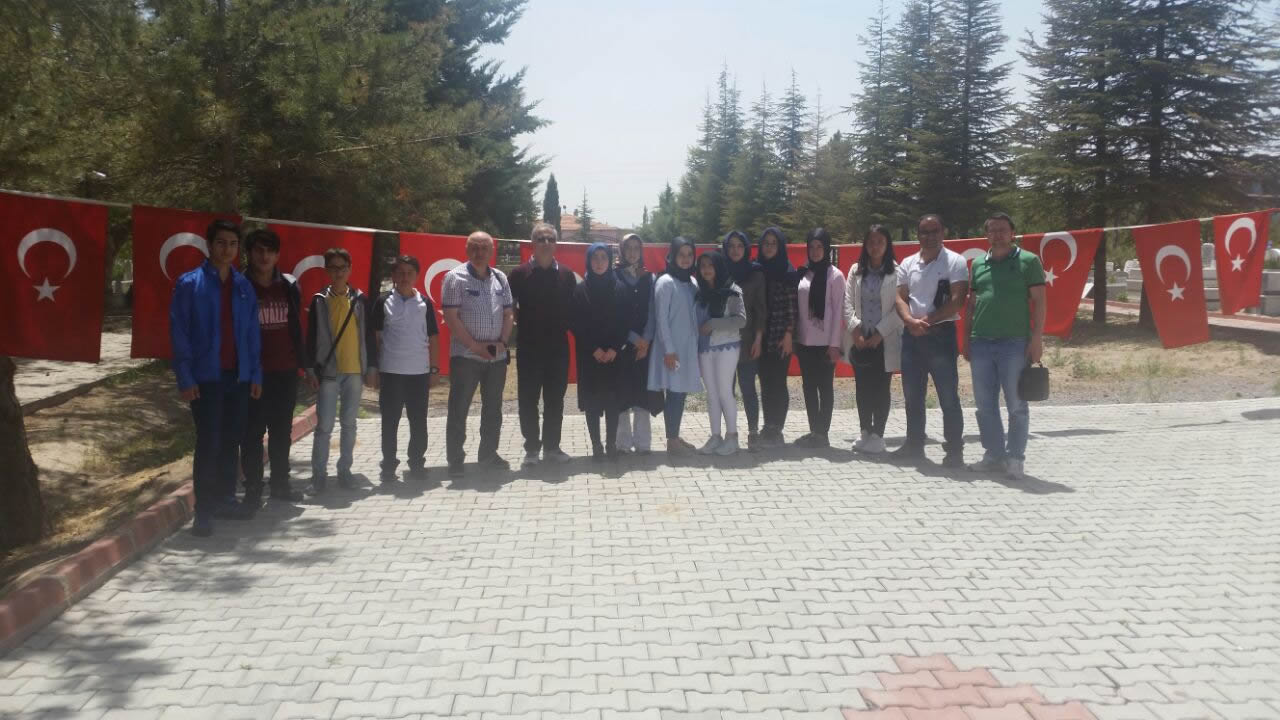 GENÇLERİ ŞEHİT ÖMER HALİSDEMİR'İN KABRİNE GÖTÜRDÜK.