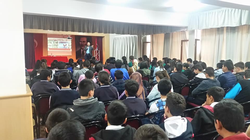 İNTERNET BAĞIMLILIĞI VE SOSYAL MEDYA KONULU KONFERANSLA